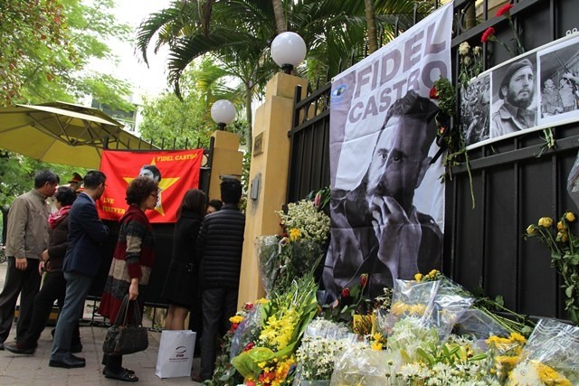 Le Vietnam observe un jour de deuil national en mémoire de Fidel Castro - ảnh 1